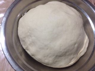 蒜瓣造型豆沙包,揉成面团的面团，盖上保鲜膜，放温暖处发酵至两倍大（我是放在大锅的温水中发酵的，这样省时）；