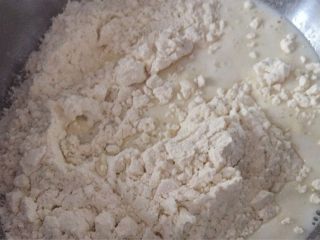 蒜瓣造型豆沙包,制作方法：面粉中分开加入发酵粉、糖和盐，慢慢倒入温水；