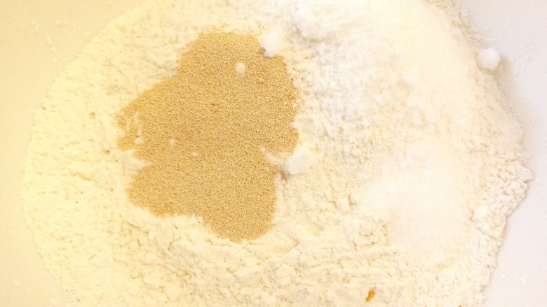 炸红豆沙馅酸奶面包,面粉中放入酵母，盐，白糖搅拌均匀