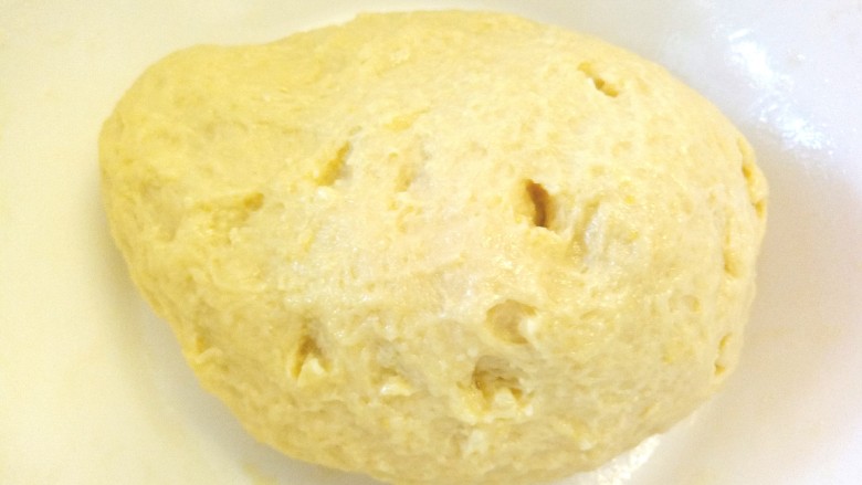 炸红豆沙馅酸奶面包,在加入黄油揉入面团中