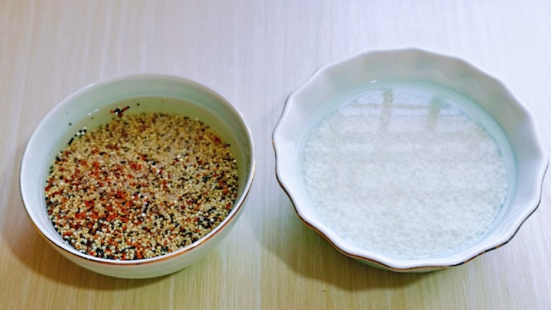 甜甜圈肉松藜麦饭,首先将两种米用冷水淘洗干净，再用纯净水泡2小时。(天热需要放入冰箱冷藏浸泡)