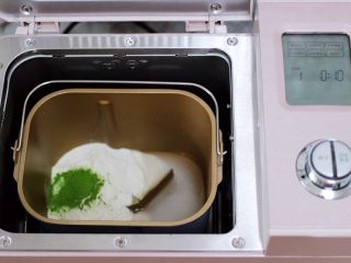 海兔韭菜木耳鸡蛋饺子,把称重的面粉和菠菜粉，倒入面包机中，倒入清水后，启动和面程序开始和面。