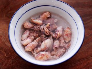海兔韭菜木耳鸡蛋饺子,海兔洗净后，用清水浸泡半小时。