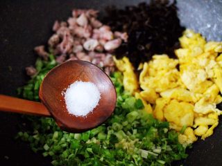 海兔韭菜木耳鸡蛋饺子,把切好的韭菜和香菜，葱姜和木耳，海兔放入炒鸡蛋的锅中，先根据个人口味加入适量的盐调味。