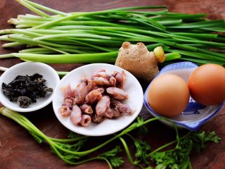 海兔韭菜木耳鸡蛋饺子,首先备齐所有的食材。