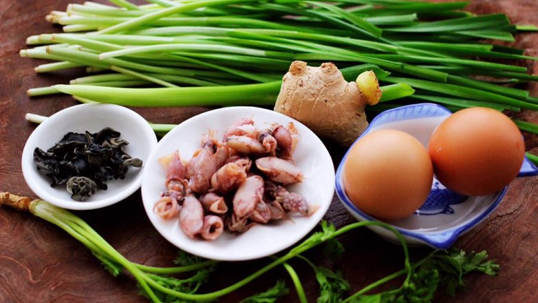 海兔韭菜木耳鸡蛋饺子,首先备齐所有的食材。