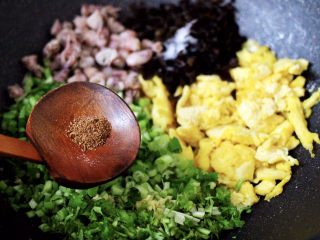 海兔韭菜木耳鸡蛋饺子,再加入花椒粉增加香味。
