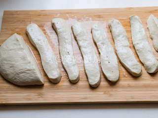烤面筋,用刀切成稍宽一点长条，每个面团之间不要紧挨着，一会就会粘在一起。