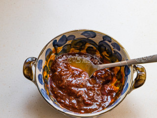 烤面筋,烤面筋的时候，调一碗料。蚝油、番茄沙司、香菇辣酱拌匀即可，喜欢吃辣的可以放一点辣椒面，也可以放孜然粉，烤出的面筋就是孜然味的。