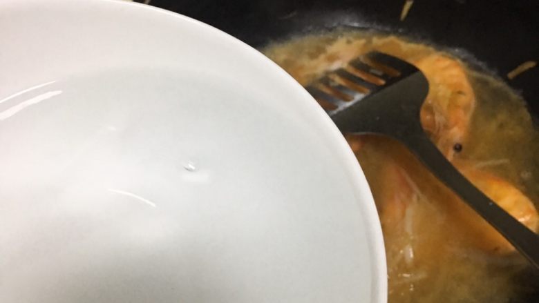 低脂萝卜鲜虾汤,倒入两碗水