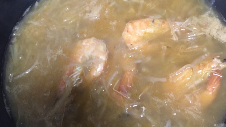 低脂萝卜鲜虾汤,水开后 尝一下 根据个人口味 调整加入适量食盐蚝油