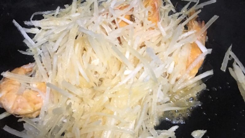 低脂萝卜鲜虾汤,因为虾油 萝卜丝很快变成淡淡的金黄色