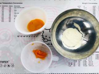 胡萝卜蛋黄溶豆,先将胡萝卜切块，煮熟，压成泥，放凉以后称出12g，鸡蛋的蛋清分离，和其他材料一起准备好。