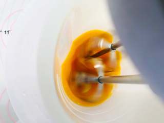 胡萝卜蛋黄溶豆,将蛋黄打发至体积变大，颜色变浅