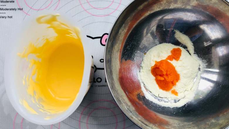 胡萝卜蛋黄溶豆,胡萝卜泥和奶粉放在一个碗中，把打好的蛋黄糊倒进碗里，开始切拌混合，混合均匀即可。