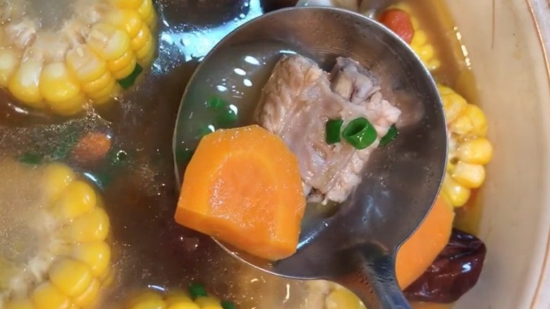 排骨炖玉米胡萝卜,出锅之前撒点盐调味即可