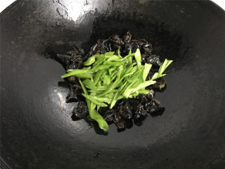  青椒黑木耳炒面筋,再把青椒放入锅中一起翻炒均匀。