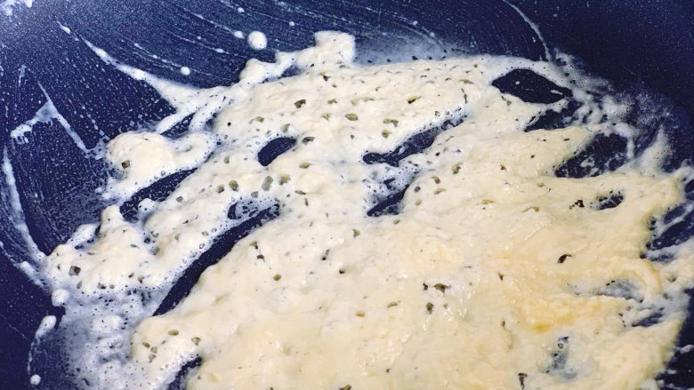 熔岩乳酪吐司,炒到面粉开始冒小泡泡的状态。