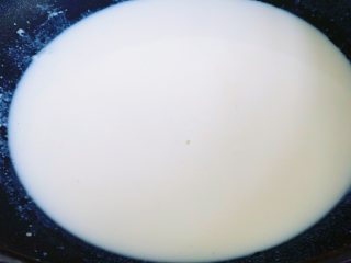 熔岩乳酪吐司,这时加入牛奶搅拌均匀，牛奶用常温奶就行，切勿用热牛奶，否则容易起面疙瘩。