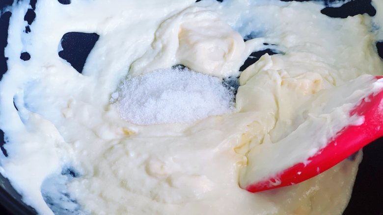 熔岩乳酪吐司,接着加入细砂糖，搅拌至糖完全融化。