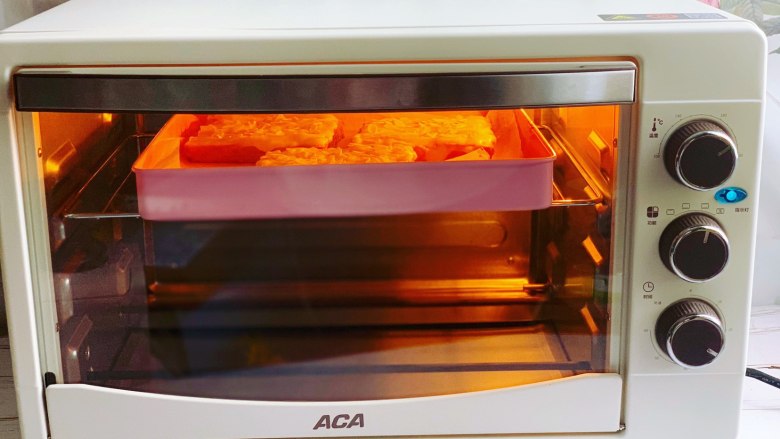 熔岩乳酪吐司,放入预热至200度-220度的烤箱中上层，上下火烘烤8-10分钟，烤至吐司表面上色即可。