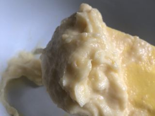 南瓜糯米夹心饼,奶黄馅需要把鸡蛋 牛奶 糖 黄油 面粉 炼乳搅拌均匀 蒸制十分钟