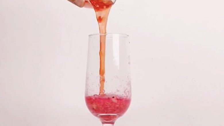 微醺来袭，更适合有趣灵魂的一款饮品,倒入水蜜桃糖浆