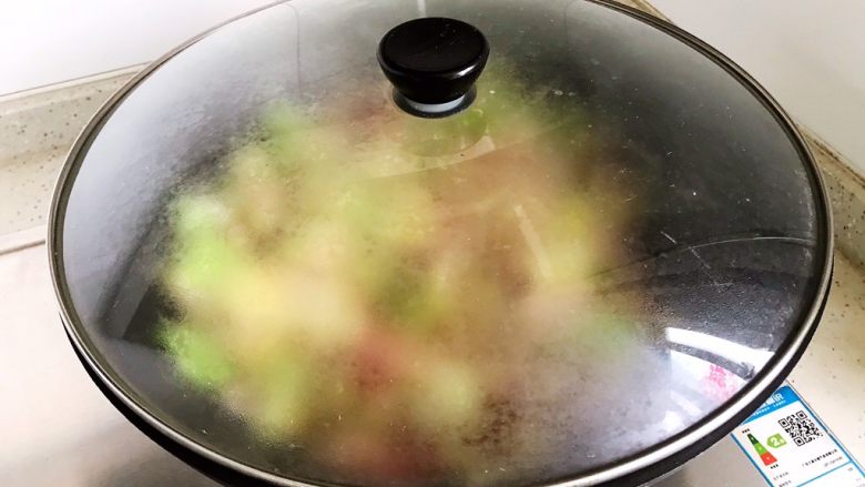洋葱培根卷心菜,盖上锅盖，转中小火焖煮2分钟