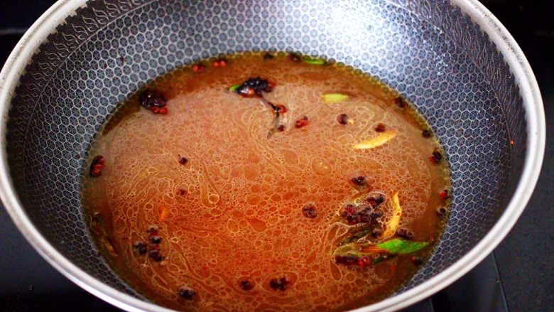 酱焖黄鱼粉条,锅中倒入适量的清水后。
