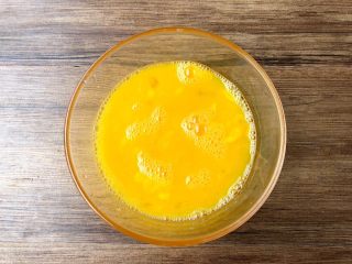 虾仁滑蛋,把鸡蛋磕入碗里，加入适量盐，用筷子快速搅打成蛋液待用。