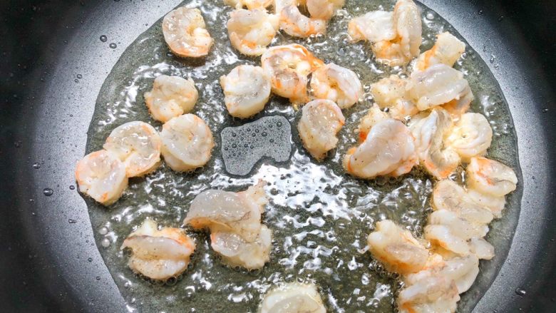 虾仁滑蛋,平底锅放入适量油烧热，把虾仁倒入煎至8分熟。