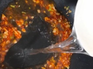 茄汁大虾,加入清水