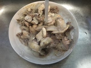 香菇炒土鸡,捞起后过冷水