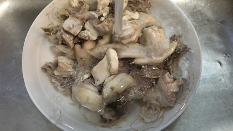 香菇炒土鸡,捞起后过冷水