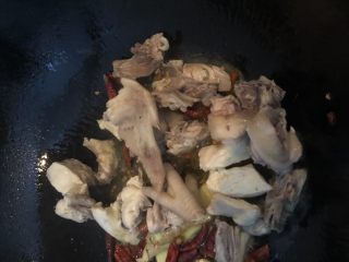 香菇炒土鸡,加入土鸡肉