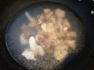 香菇炒土鸡,把鸡肉放入焯水