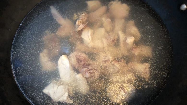 香菇炒土鸡,把鸡肉放入焯水