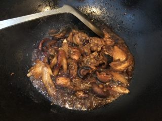 香菇炒土鸡,再加入适量盐巴及酱油，翻炒