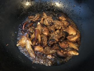 香菇炒土鸡,加入一点热水，翻炒，咕噜咕噜煮一会