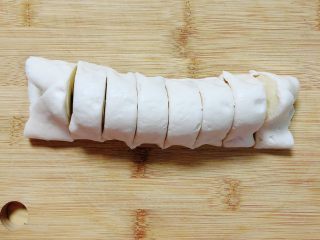 香蕉飞饼卷,将飞饼逐一切成2厘米左右的小段儿。