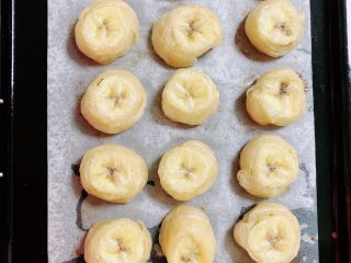 香蕉飞饼卷,将烤盘放入冰箱中，200度烤15分钟，。烤的过程中可以看到飞饼发出滋滋的声音。时间到了美食即可出炉了。