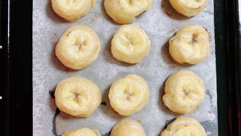 香蕉飞饼卷,将烤盘放入冰箱中，200度烤15分钟，。烤的过程中可以看到飞饼发出滋滋的声音。时间到了美食即可出炉了。