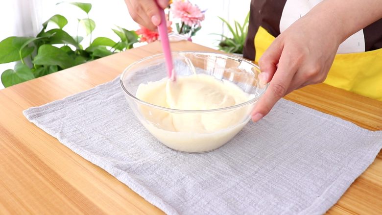 原味华夫饼,取1/3蛋白霜到蛋黄糊中，翻拌均匀，再倒回剩下的蛋白霜中，翻拌均匀

