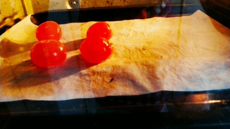 紫薯蛋黄酥,放入烘箱180度烤15分钟取出备用