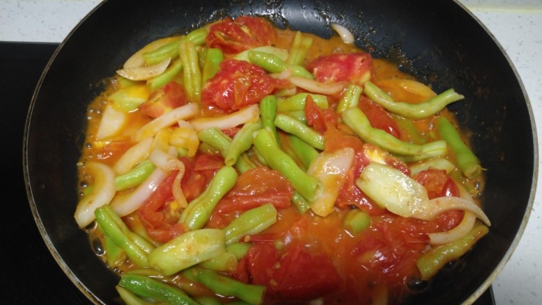 西红柿炒豆角,搅拌均匀。