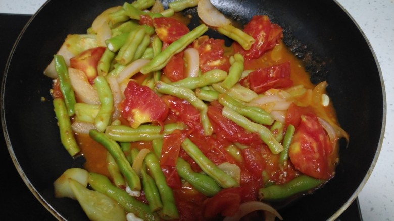 西红柿炒豆角,搅拌均匀。