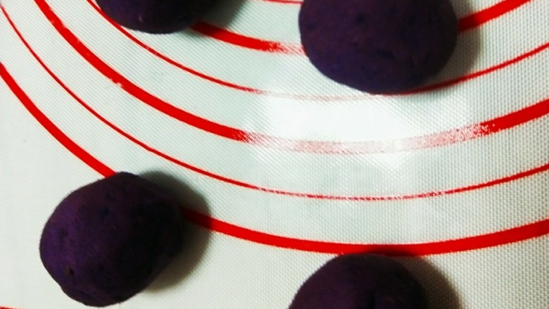紫薯蛋黄酥,分成四等分