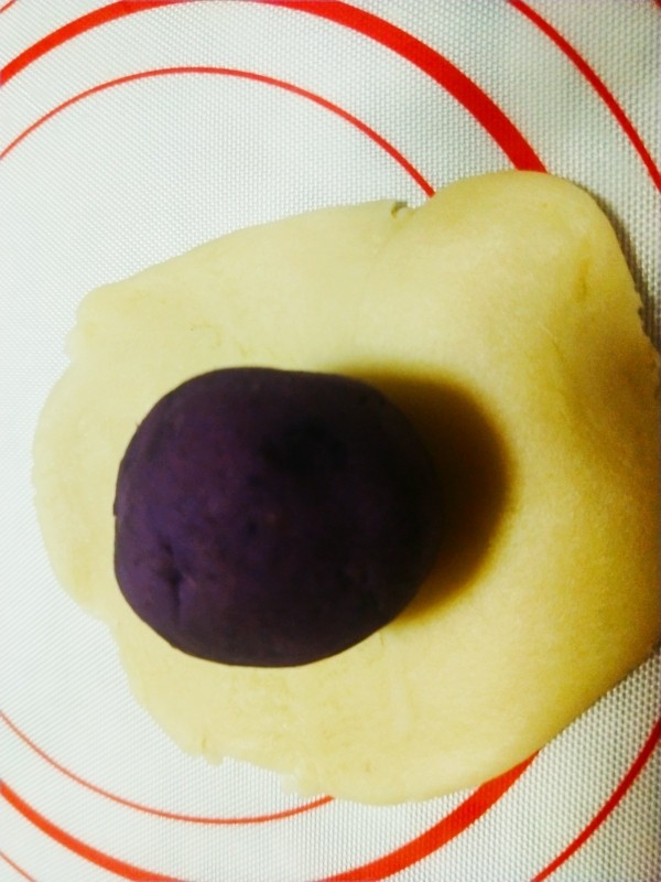 紫薯蛋黄酥,然后包上之前准备的紫薯蛋黄芯