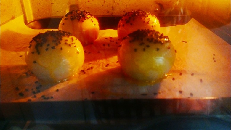 紫薯蛋黄酥,放预热的烘箱中，上下层180度，烤30分钟