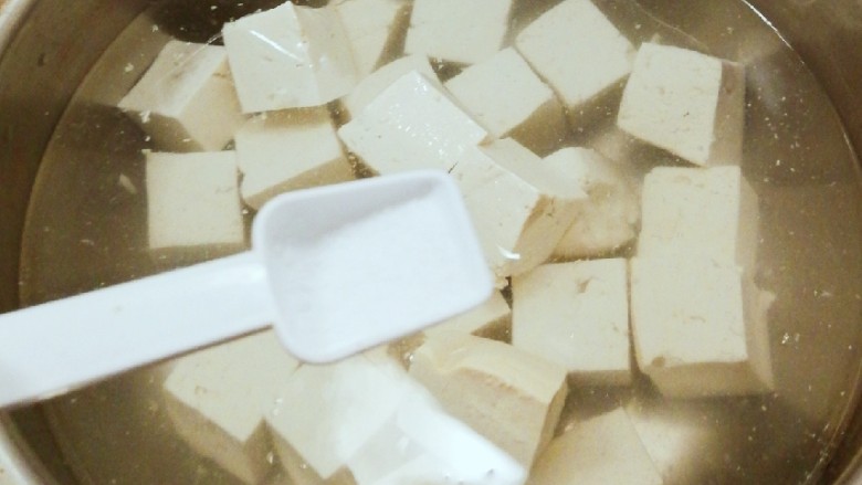 红烧豆腐,先用开水煮豆腐 水中加入2克盐  去除豆腥味  同时增加豆腐的韧性